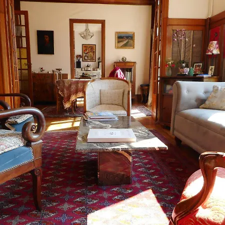 לינה וארוחת בוקר Helianthe 3*